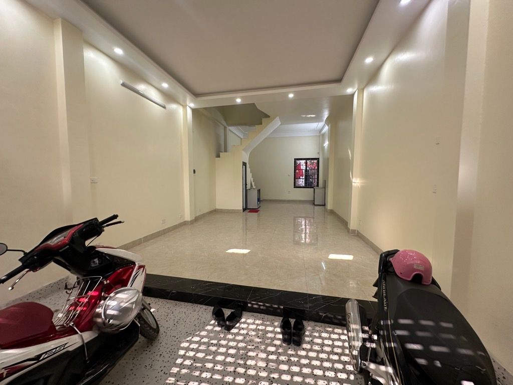 Bán nhà Định Công Thượng - diện tích 40.7m2 5 tầng - Mặt phố kinh doanh sầm uất - giá 19 tỷ