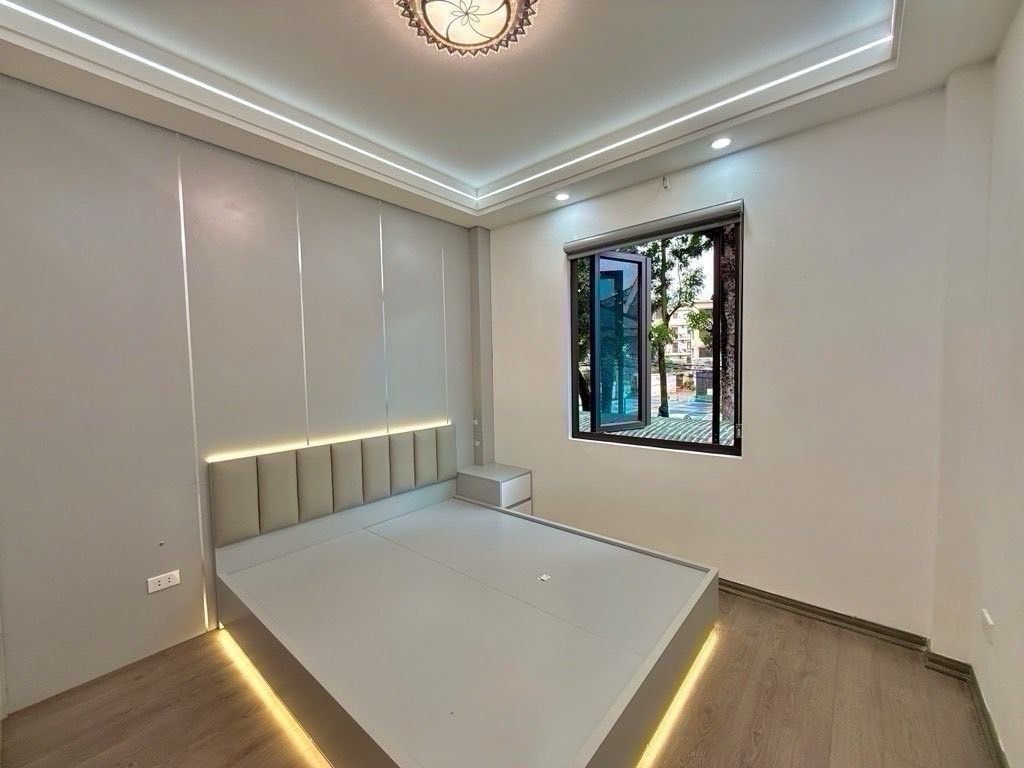 Bán nhà Đường Láng - diện tích 36m2 5 tầng - Ô tô đỗ cửa - giá 15,5 tỷ