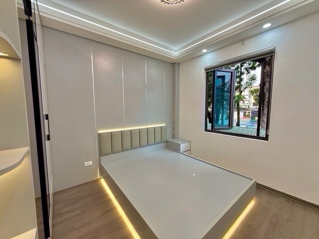 Bán nhà Đường Láng - diện tích 36m2 5 tầng - Ô tô đỗ cửa - giá 15,5 tỷ