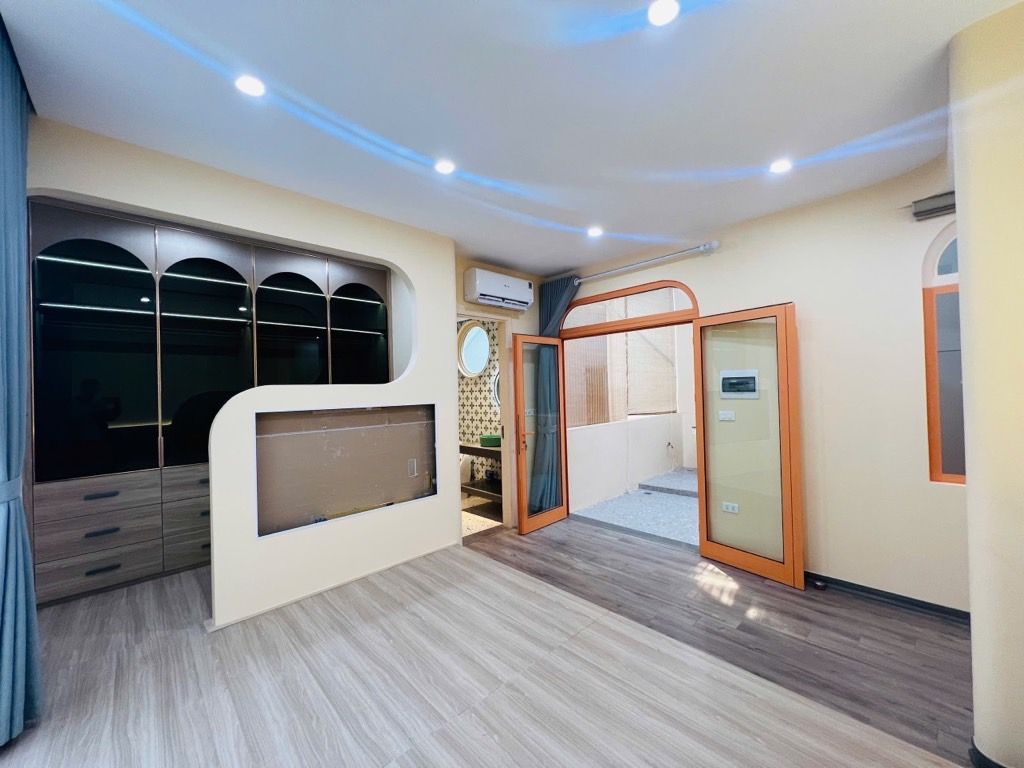 Bán nhà Phan Phù Tiên - diện tích 50m2 3 tầng - Sân cổng riêng, nội thất đẹp - giá 11,9 tỷ