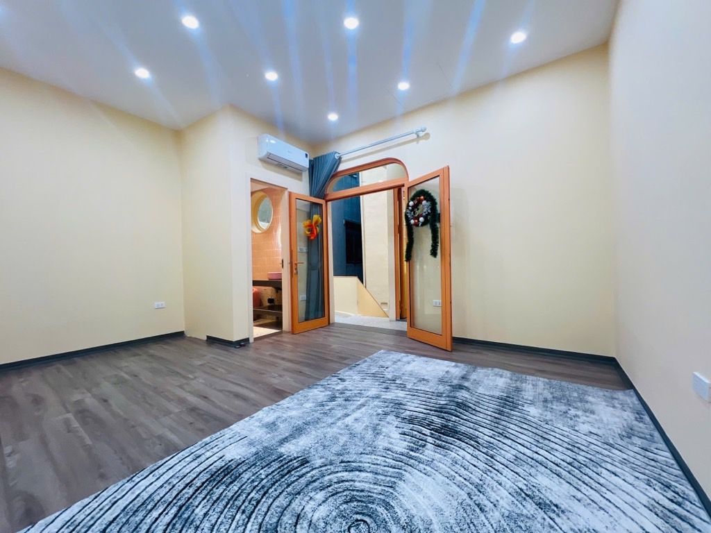 Bán nhà Phan Phù Tiên - diện tích 50m2 3 tầng - Sân cổng riêng, nội thất đẹp - giá 11,9 tỷ