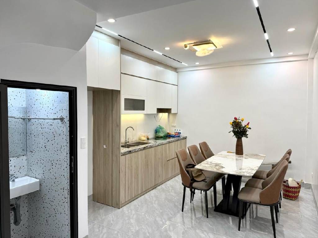 Bán nhà Vũ Tông Phan - diện tích 37m2 5 tầng - Ô tô thông - giá 11,8 tỷ