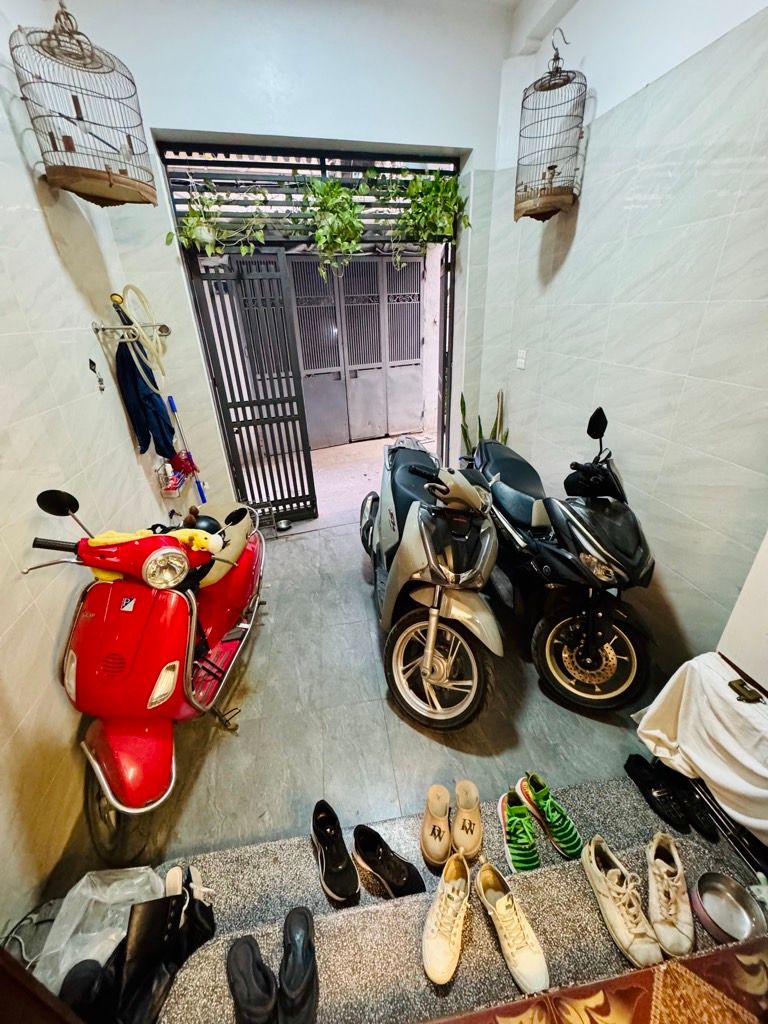 Bán nhà Nguyễn Khoái - diện tích 41m2 3 tầng - gần phố, tiện ích đầy đủ - giá 9,5 tỷ