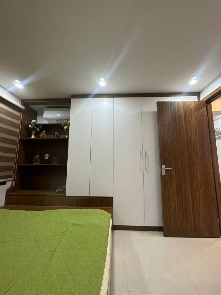 Bán nhà Nguyễn Chí Thanh - diện tích 70m2 2 tầng - ô tô tránh - giá 5,6 tỷ