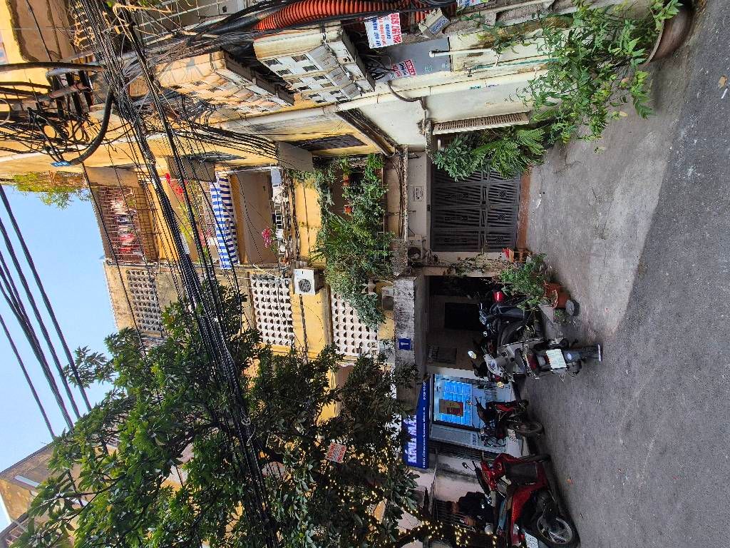 Bán nhà Nguyễn Chí Thanh - diện tích 70m2 2 tầng - ô tô tránh - giá 5,6 tỷ