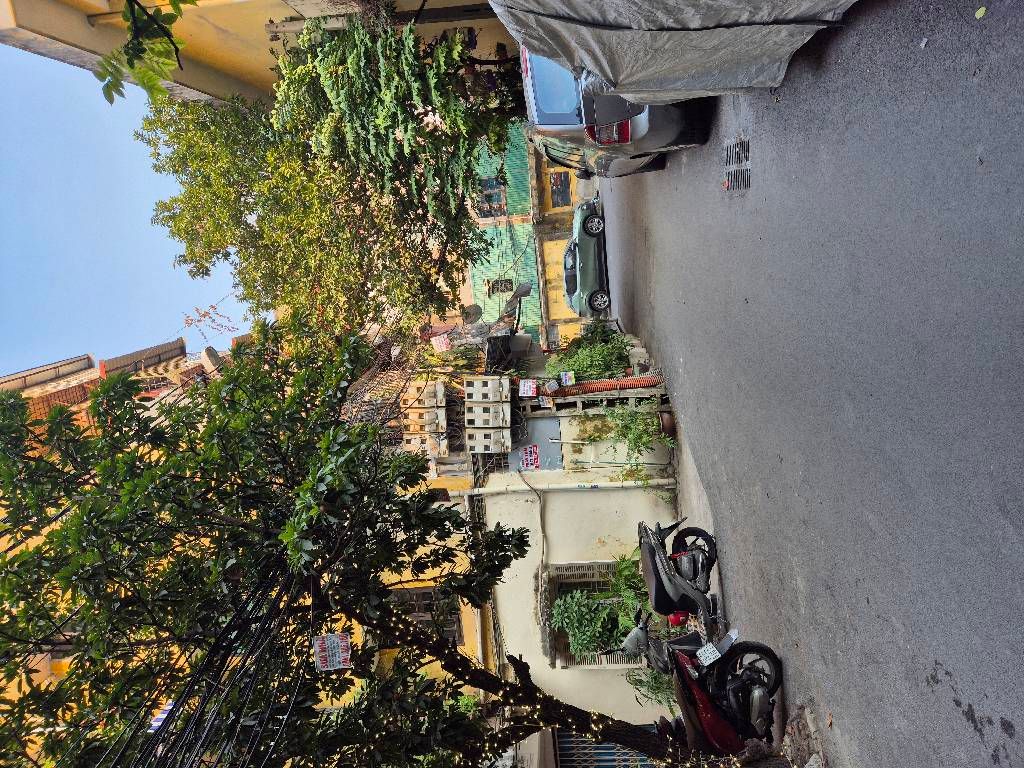 Bán nhà Nguyễn Chí Thanh - diện tích 70m2 2 tầng - ô tô tránh - giá 5,6 tỷ