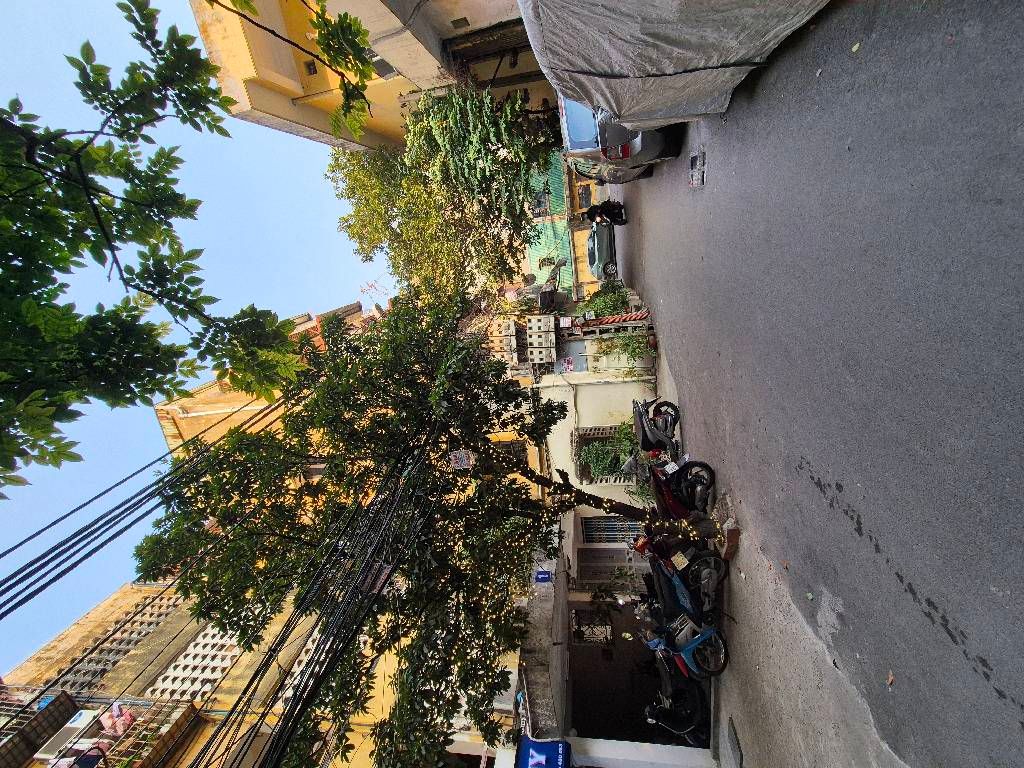 Bán nhà Nguyễn Chí Thanh - diện tích 70m2 2 tầng - ô tô tránh - giá 5,6 tỷ