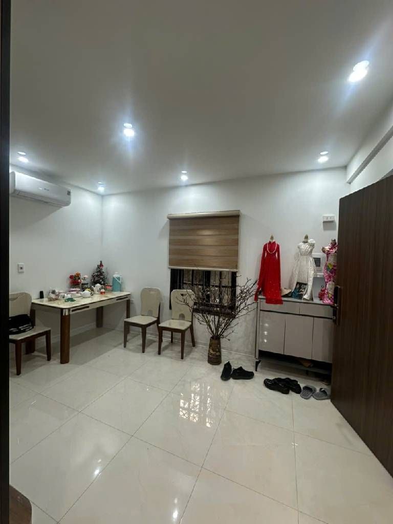 Bán nhà Nguyễn Chí Thanh - diện tích 70m2 2 tầng - ô tô tránh - giá 5,6 tỷ