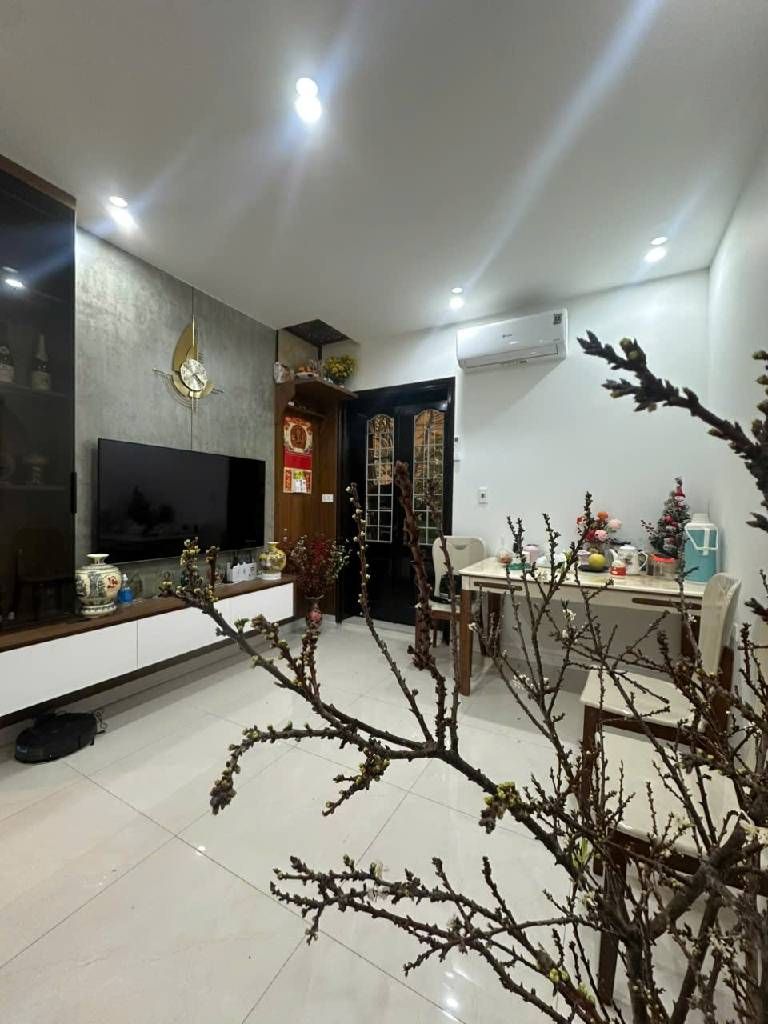 Bán nhà Nguyễn Chí Thanh - diện tích 70m2 2 tầng - ô tô tránh - giá 5,6 tỷ