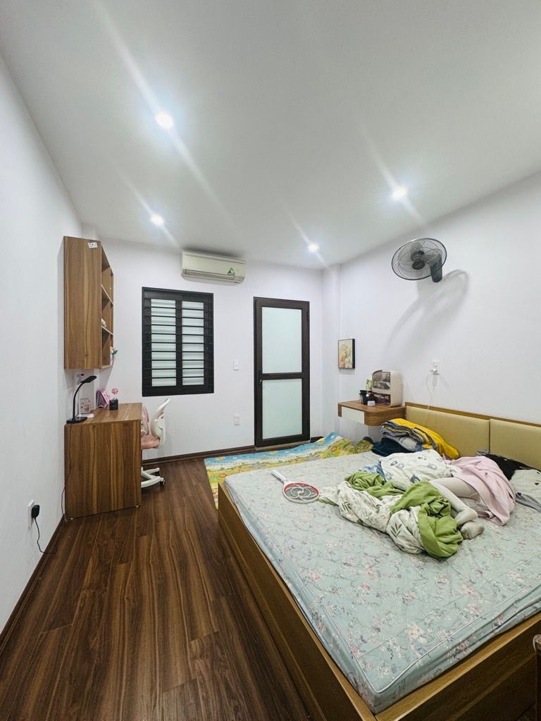 Bán nhà Tân Mai - diện tích 32m2 3 tầng - ô tô tránh - giá 5,9 tỷ