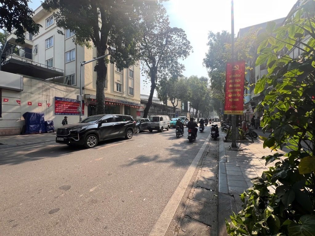 Bán nhà Lò Đúc - diện tích 11.5m2 1 tầng - Mặt phố kinh doanh sầm uất - giá 5,2 tỷ