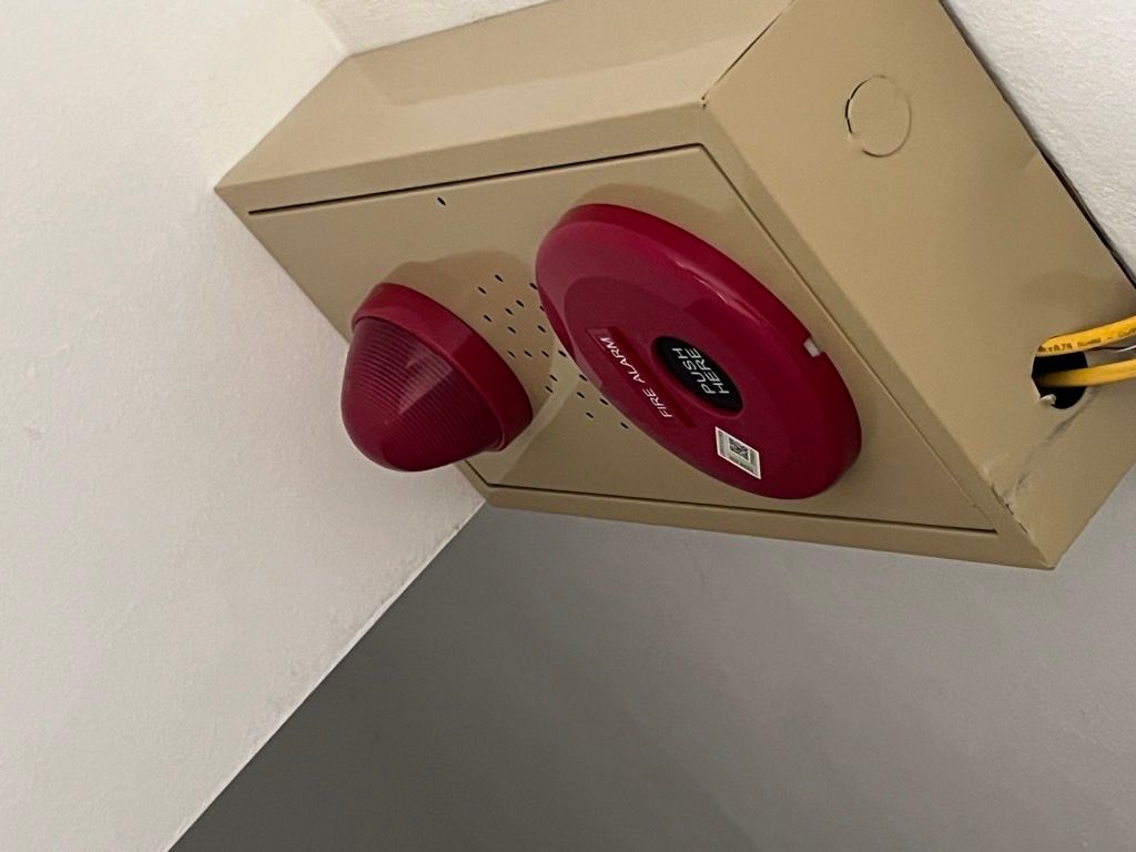 Bán nhà Nguyễn Lân - diện tích 82m2 7 tầng - Ngõ 108, cách mặt phố chỉ 40m - giá 23,2 tỷ