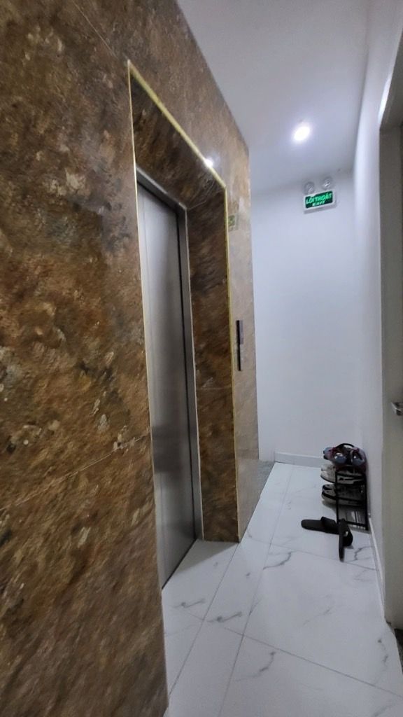 Bán nhà Nguyễn Lân - diện tích 82m2 7 tầng - Ngõ 108, cách mặt phố chỉ 40m - giá 23,2 tỷ