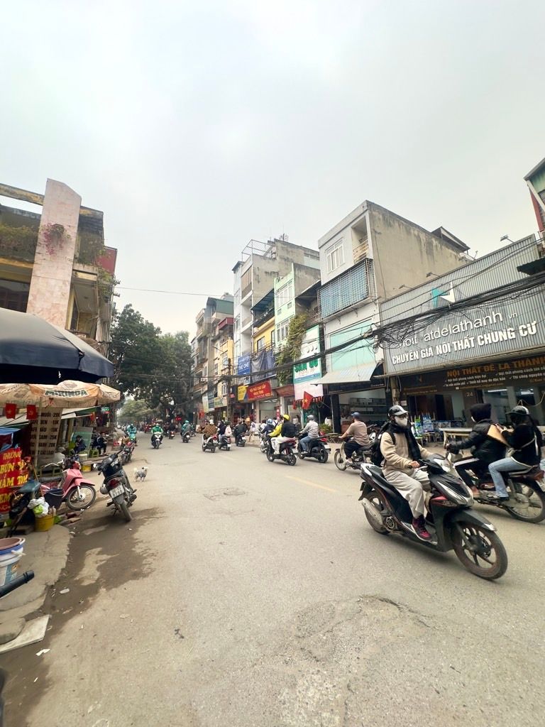 Bán nhà Đê La Thành - diện tích 37m2 2 tầng - Mặt phố trung tâm, kinh doanh đỉnh - giá 9 tỷ