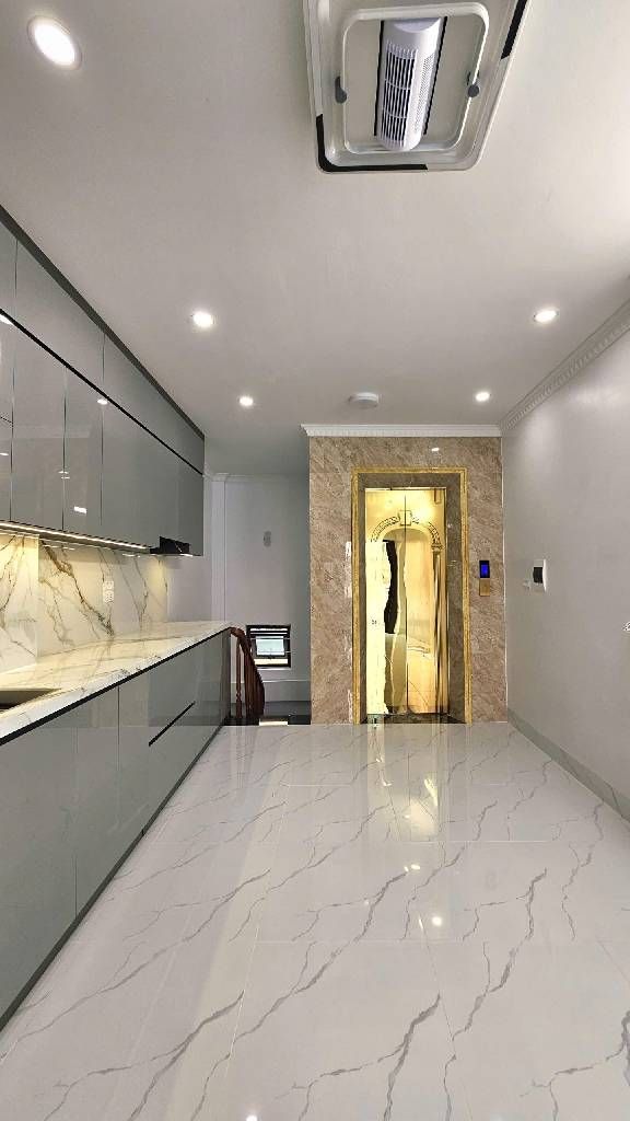 Bán nhà Hoàng Văn Thái - diện tích 35.5m2 5 tầng - Thang máy - giá 10,8 tỷ