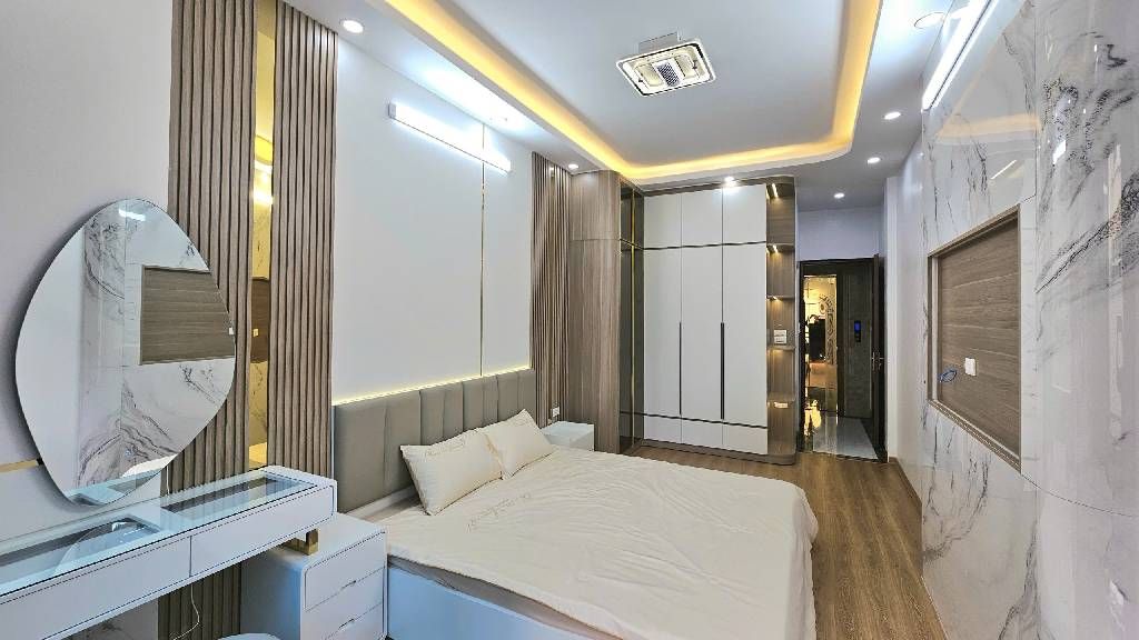 Bán nhà Hoàng Văn Thái - diện tích 35.5m2 5 tầng - Thang máy - giá 10,8 tỷ