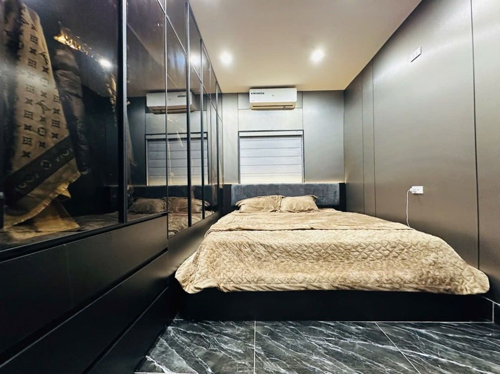 Bán nhà Tôn Thất Tùng - diện tích 80m2 5 tầng - Mặt phố - giá 5,6 tỷ