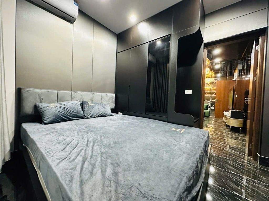 Bán nhà Tôn Thất Tùng - diện tích 80m2 5 tầng - Mặt phố - giá 5,6 tỷ