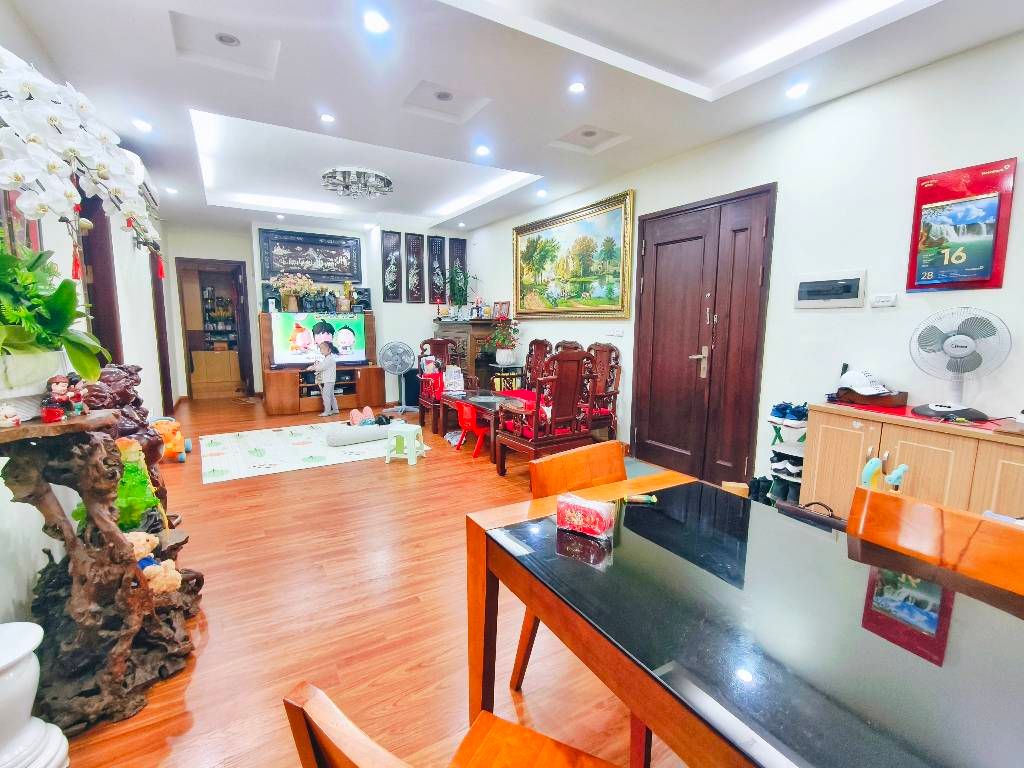 Bán nhà Thái Hà - diện tích 107.8m2 1 tầng - Thang máy - giá 11,5 tỷ