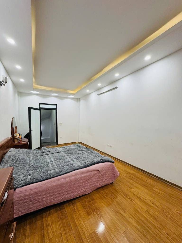 Bán nhà Hoàng Mai - diện tích 34m2 6 tầng - Ô tô đỗ đầu ngõ - giá 8,6 tỷ