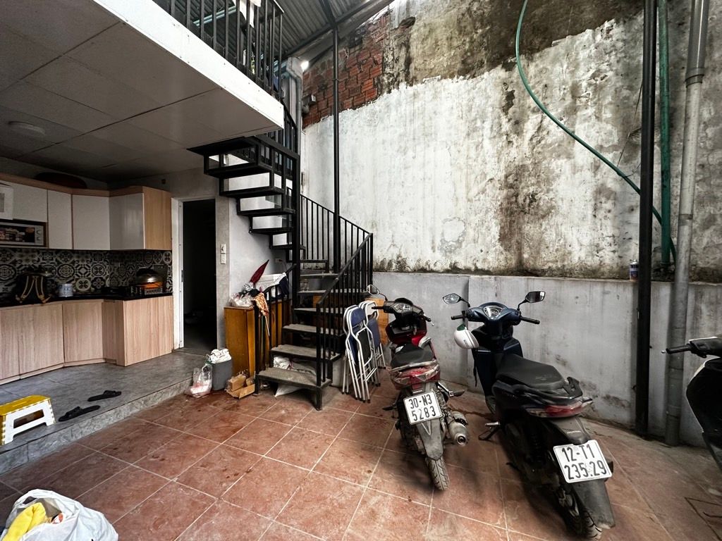 Bán nhà Tân Mai - diện tích 99m2 2 tầng - gần đường ô tô - giá 9,9 tỷ