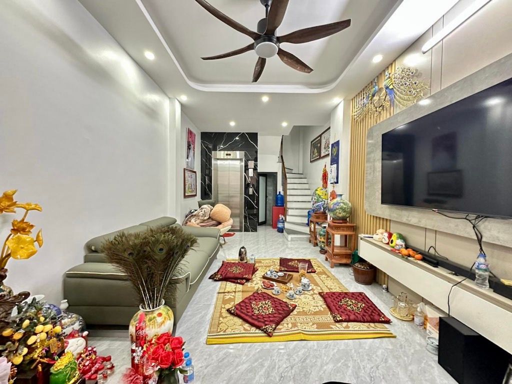 Bán nhà Thanh Lân - diện tích 30m2 5 tầng - thang máy, nhà mới full nội thất xịn - giá 8,5 tỷ