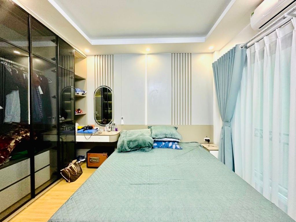 Bán nhà Thanh Lân - diện tích 30m2 5 tầng - thang máy, nhà mới full nội thất xịn - giá 8,5 tỷ