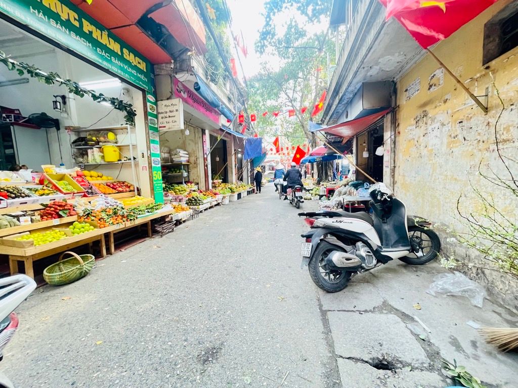 Bán nhà Phố 8/3 - diện tích 50m2 2 tầng - MẶT NGÕ Ô TÔ TRÁNH - giá 12,6 tỷ