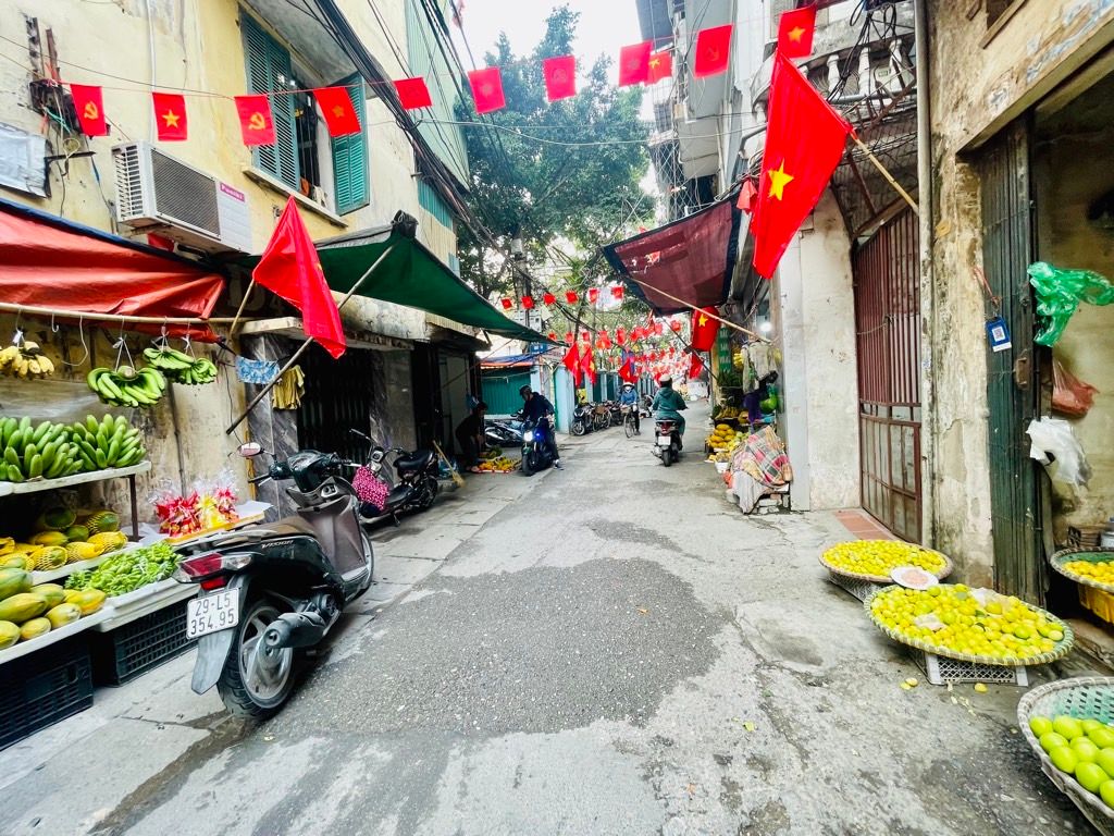 Bán nhà Phố 8/3 - diện tích 50m2 2 tầng - MẶT NGÕ Ô TÔ TRÁNH - giá 12,6 tỷ