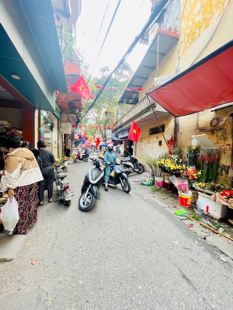 Bán nhà Phố 8/3 - diện tích 50m2 2 tầng - MẶT NGÕ Ô TÔ TRÁNH - giá 12,6 tỷ