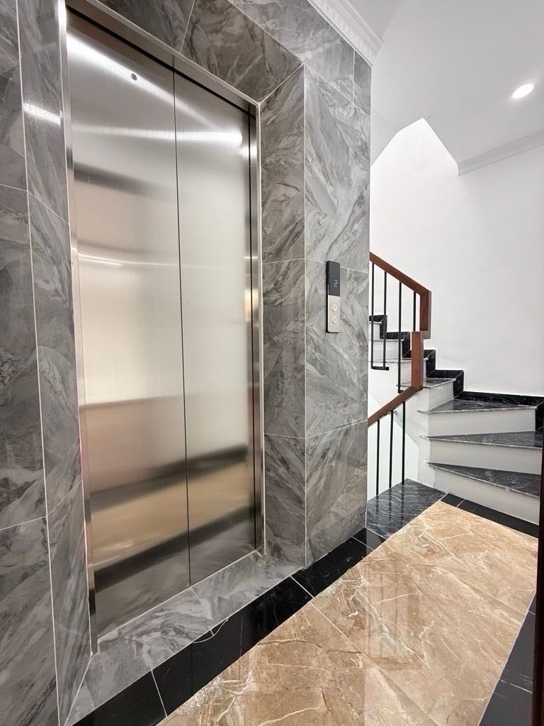 Bán nhà ĐỊNH CÔNG THƯỢNG - diện tích 31m2 6 tầng - Thang máy, ô tô tránh - giá 9,9 tỷ