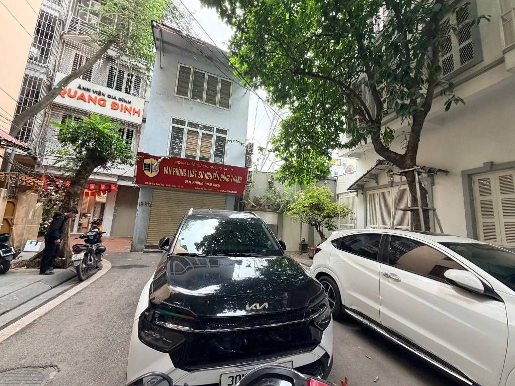 Bán nhà Đầm Trấu - diện tích 20.9m2 3 tầng - Ô TÔ - PHÂN LÔ - giá 8,1 tỷ