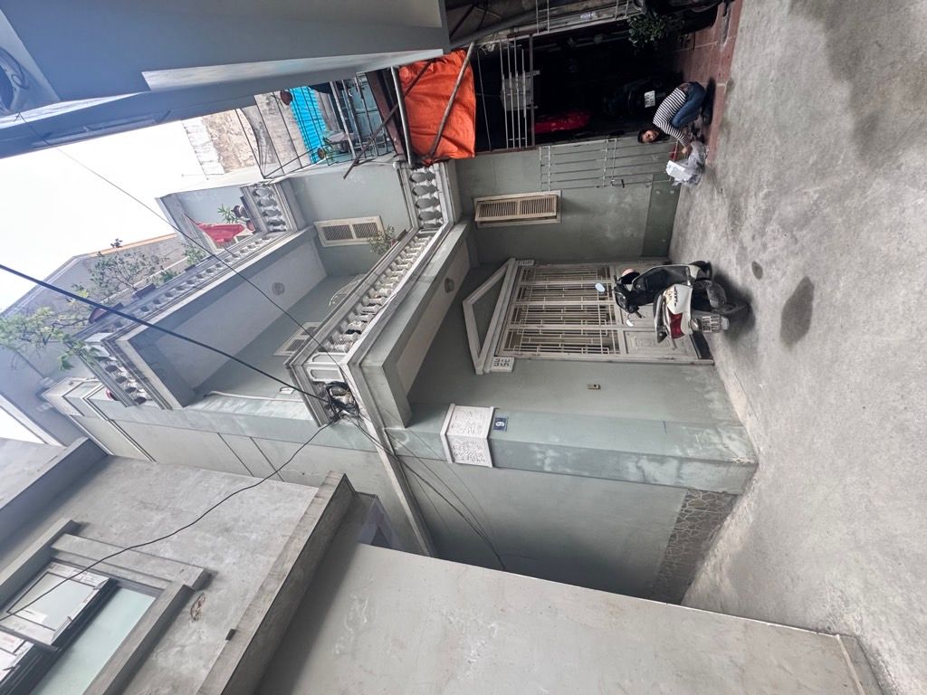 Bán nhà Láng - diện tích 31,2m2 3 tầng - Nhà mặt tiền rộng, có sân chung rất thoáng - giá 12,8 tỷ