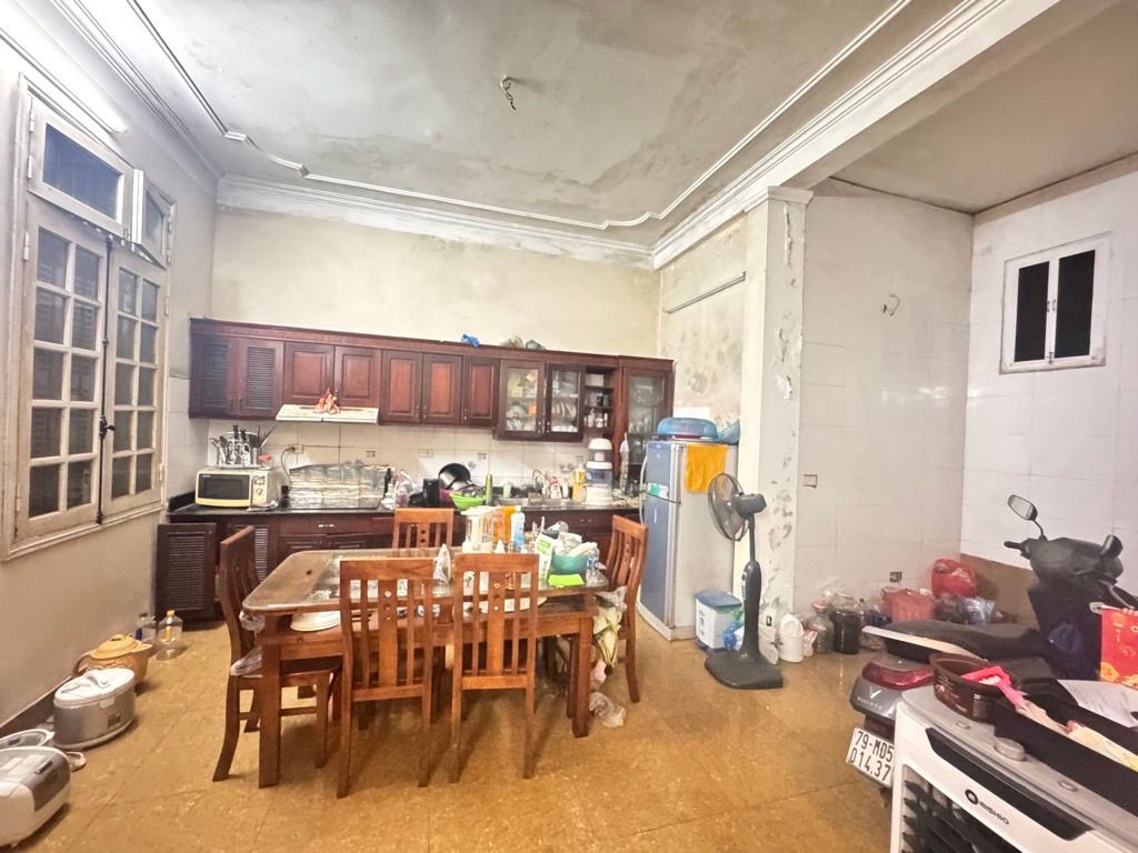 Bán nhà Láng - diện tích 31,2m2 3 tầng - Nhà mặt tiền rộng, có sân chung rất thoáng - giá 12,8 tỷ