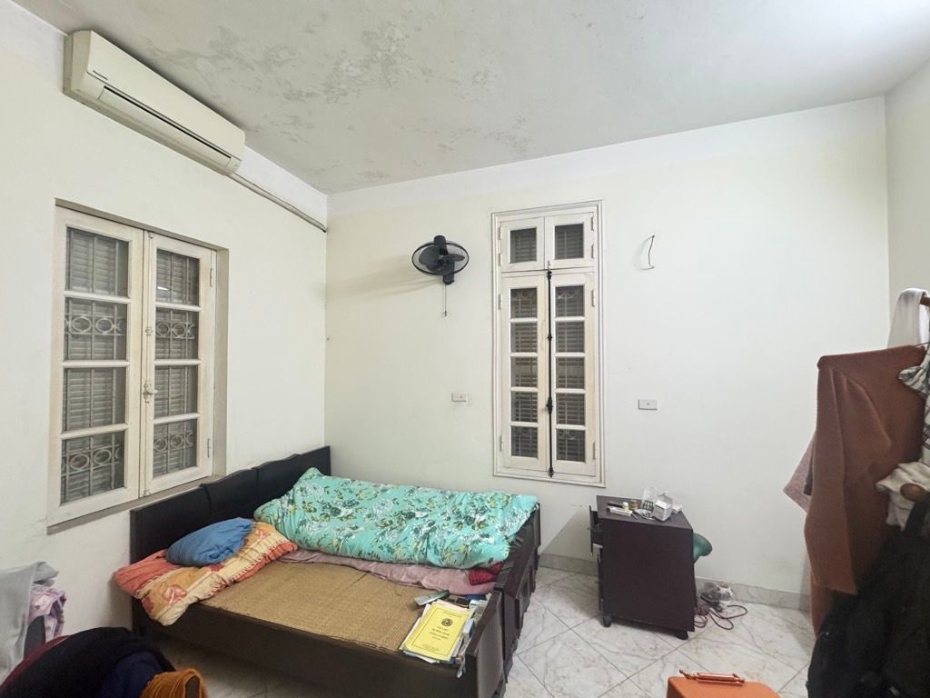 Bán nhà Láng - diện tích 31,2m2 3 tầng - Nhà mặt tiền rộng, có sân chung rất thoáng - giá 12,8 tỷ