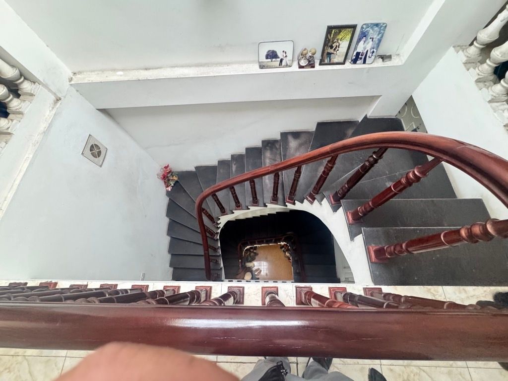 Bán nhà Láng - diện tích 31,2m2 3 tầng - Nhà mặt tiền rộng, có sân chung rất thoáng - giá 12,8 tỷ