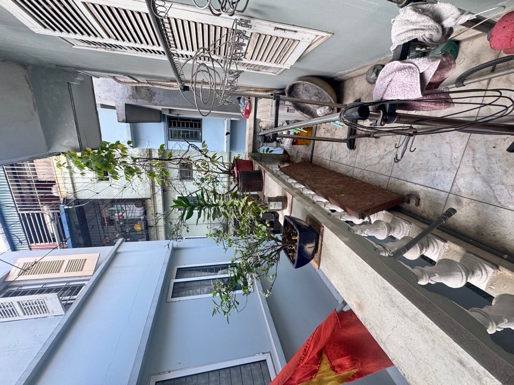 Bán nhà Láng - diện tích 31,2m2 3 tầng - Nhà mặt tiền rộng, có sân chung rất thoáng - giá 12,8 tỷ