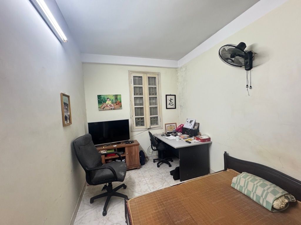 Bán nhà Láng - diện tích 31,2m2 3 tầng - Nhà mặt tiền rộng, có sân chung rất thoáng - giá 12,8 tỷ