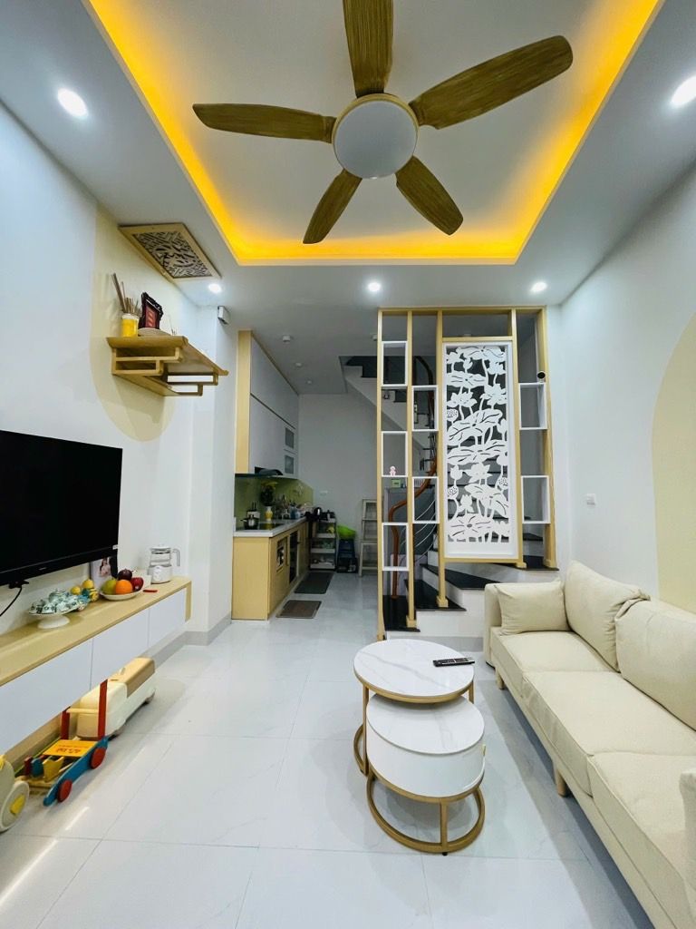 Bán nhà trong ngõ Phố Ô Cách 24m2 x 3.5 tầng, Q. Long Biên – Giá 6,1 tỷ