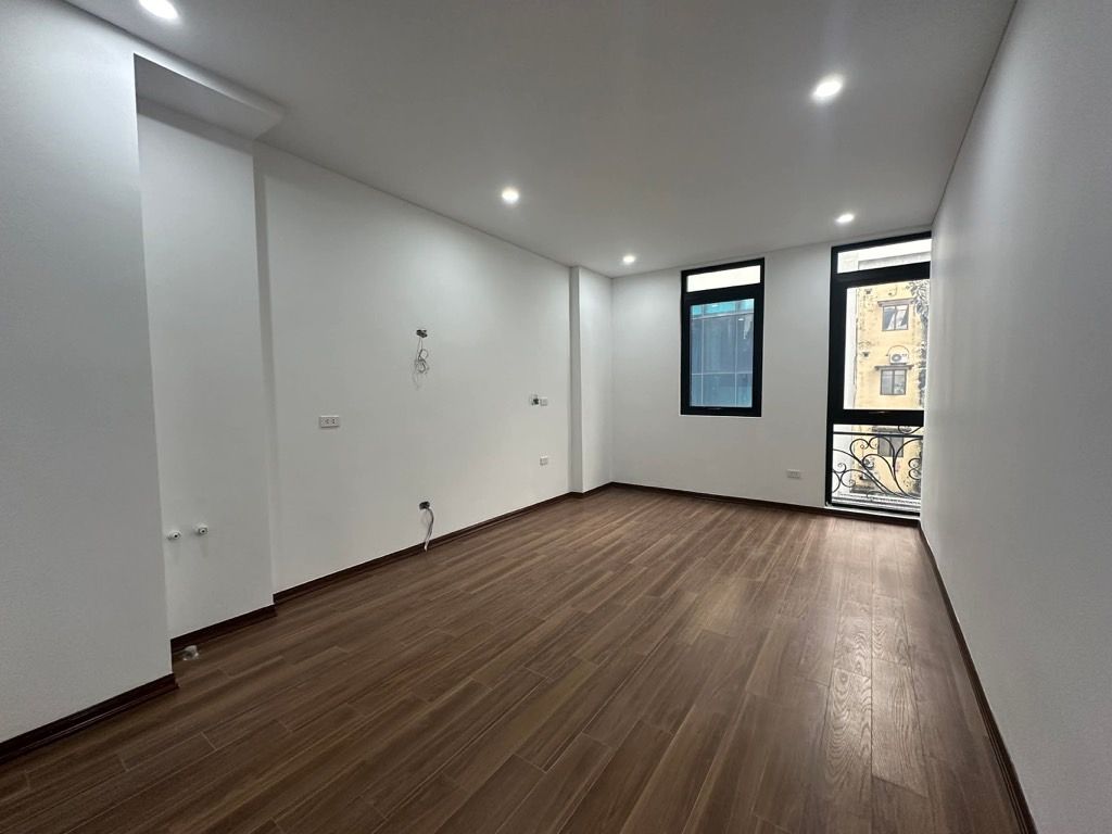 Bán nhà Hoàng Đạo Thành - diện tích 54.8m2 6 tầng - Lô góc, vỉa hè ô tô tránh - giá 24,8 tỷ