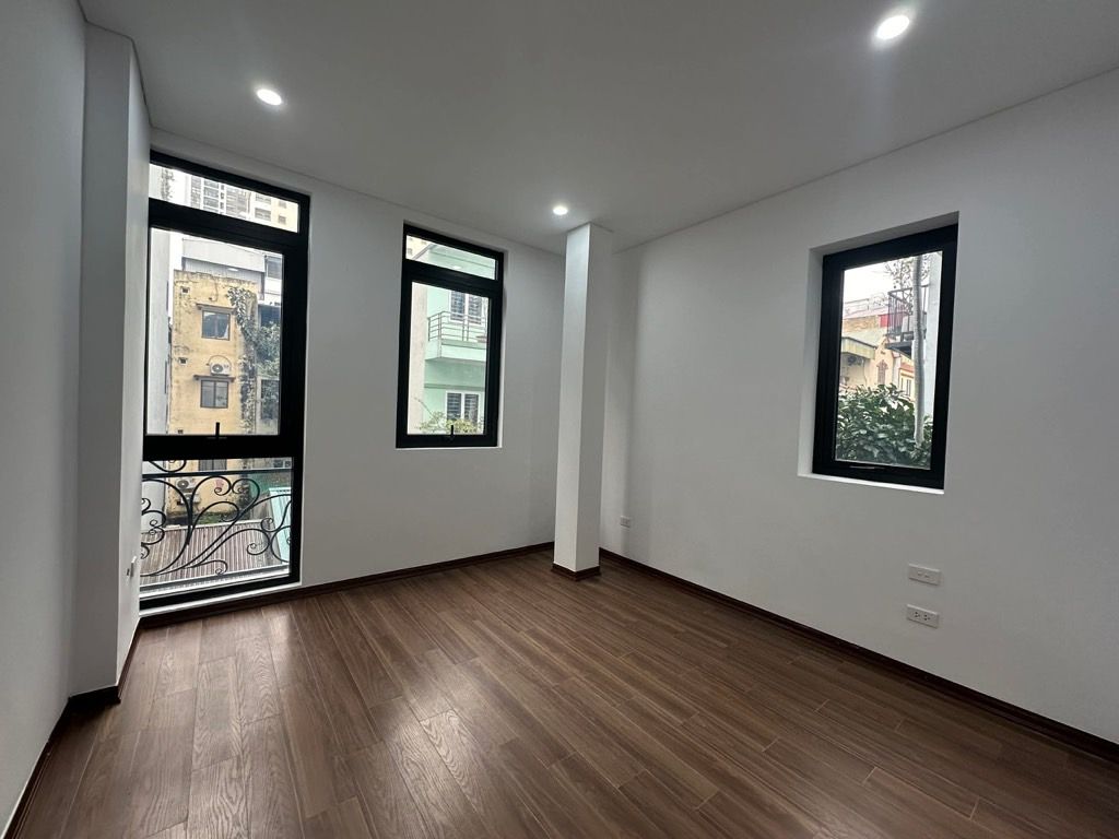 Bán nhà Hoàng Đạo Thành - diện tích 54.8m2 6 tầng - Lô góc, vỉa hè ô tô tránh - giá 24,8 tỷ