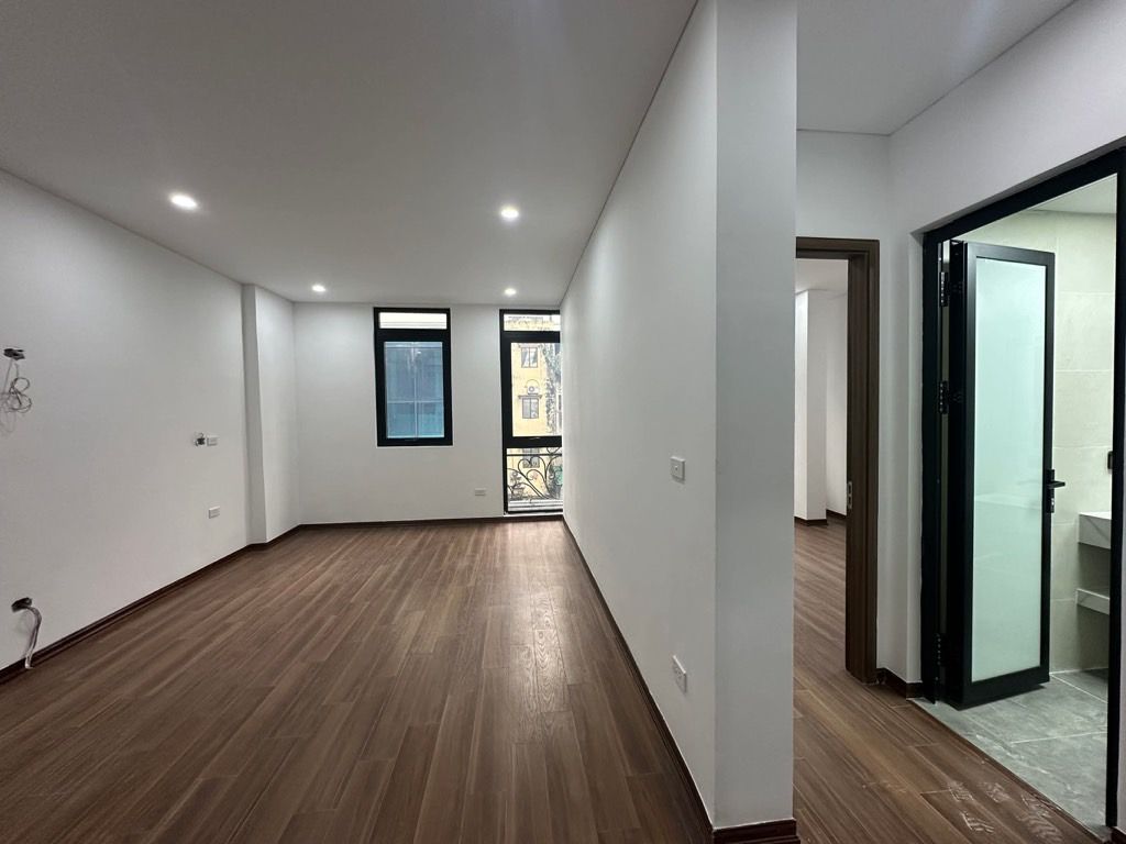 Bán nhà Hoàng Đạo Thành - diện tích 54.8m2 6 tầng - Lô góc, vỉa hè ô tô tránh - giá 24,8 tỷ