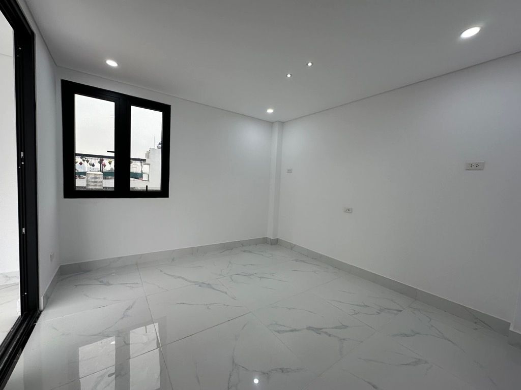 Bán nhà Hoàng Đạo Thành - diện tích 54.8m2 6 tầng - Lô góc, vỉa hè ô tô tránh - giá 24,8 tỷ