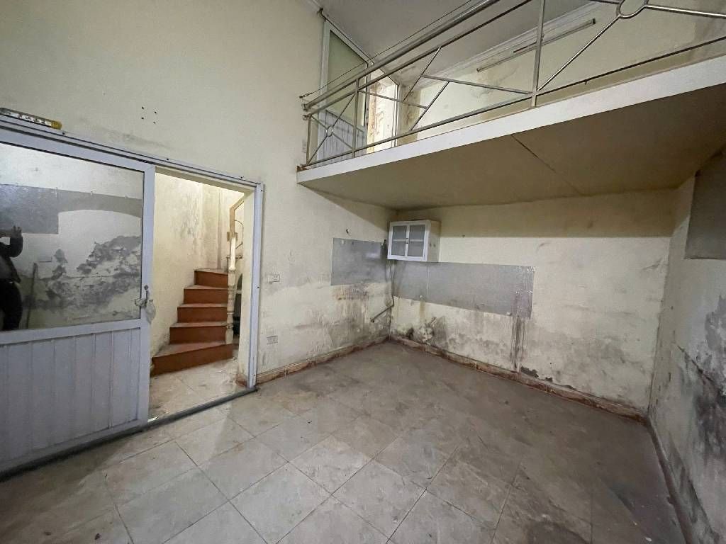 Bán nhà Ngõ Tô Hoàng - diện tích 25m2 3 tầng - Gần ô tô - giá 5,98 tỷ