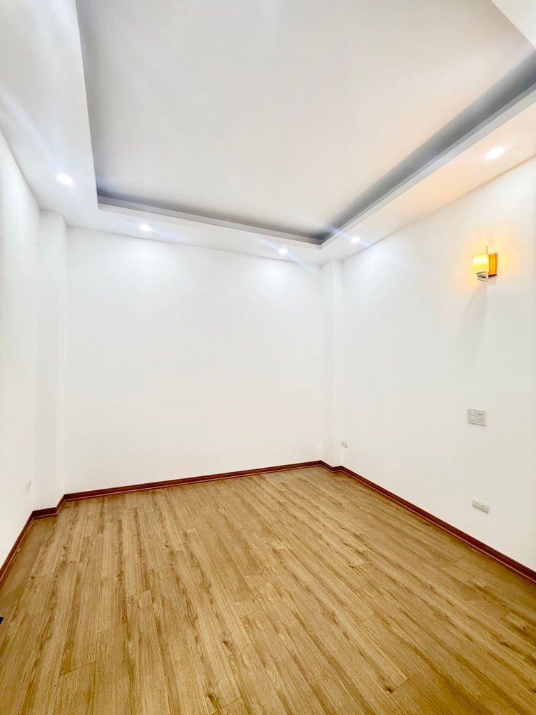 Bán nhà Hoàng Mai - diện tích 43m2 4 tầng - Lô góc, ô tô đỗ cổng - giá 8,5 tỷ