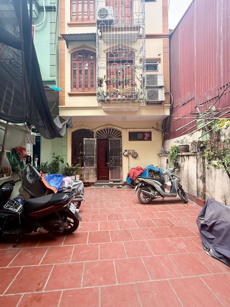 Bán nhà Hoàng Mai - diện tích 43m2 4 tầng - Lô góc, ô tô đỗ cổng - giá 8,5 tỷ