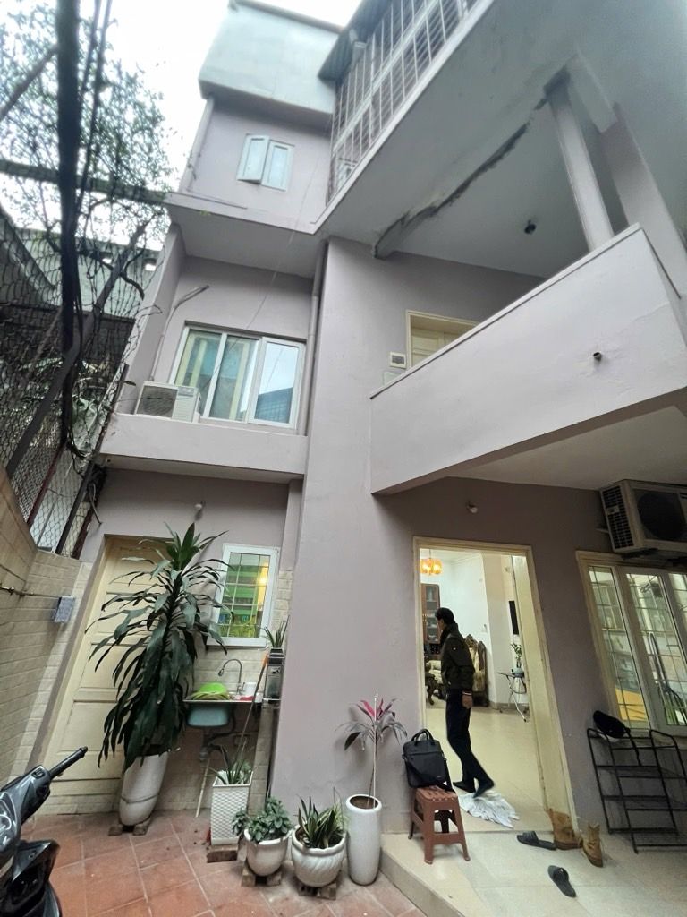 Bán nhà Đông Tác - diện tích 75m2 3 tầng - Ngõ thông, 3 gác tránh - giá 20 tỷ