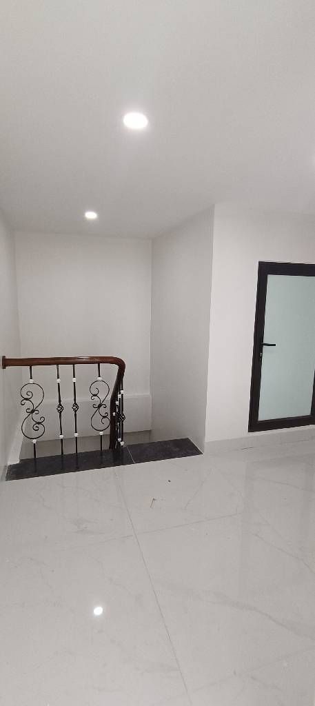 Bán nhà Tân Mai - diện tích 26m2 6 tầng - Ô TÔ ĐỖ CỬA - giá 9,8 tỷ