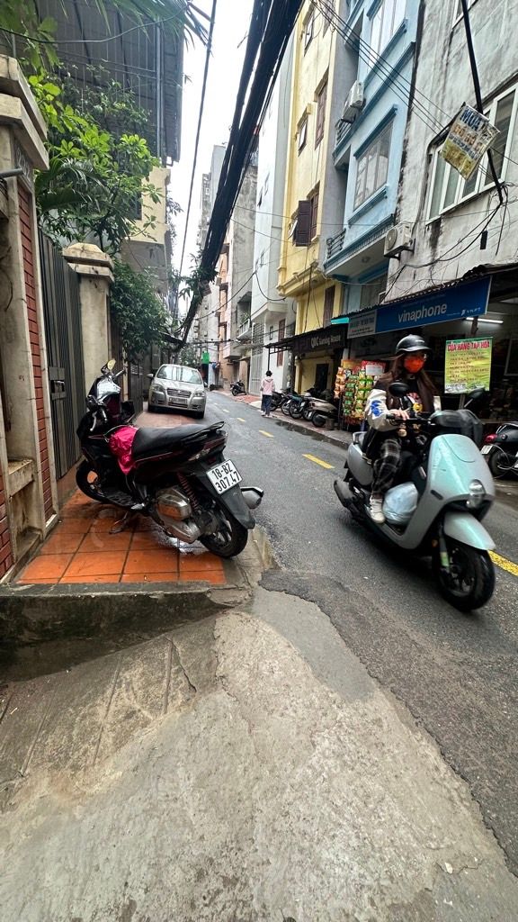 Bán nhà Đê La Thành - diện tích 31.2m2 6 tầng - ô tô đỗ cổng - giá 12 tỷ