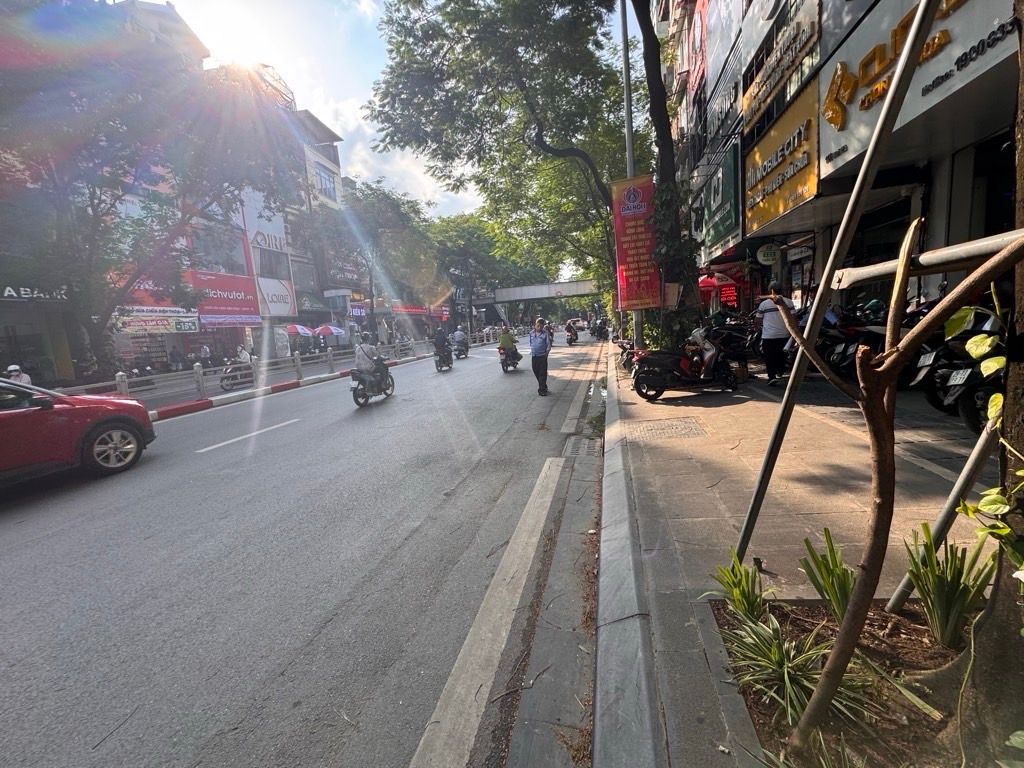 Bán nhà Thái Hà - diện tích 25.5m2 5 tầng - Mặt phố sầm uất - giá 23,9 tỷ